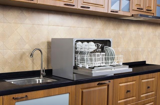 شستشوی ظروف با ماشین ظرفشویی یا با دست 