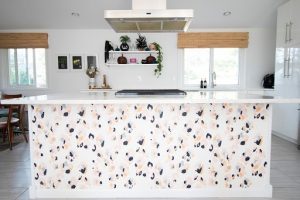 با انتخاب کاغذ دیواری مناسب برای آشپزخانه ساختار شکنی کنید
