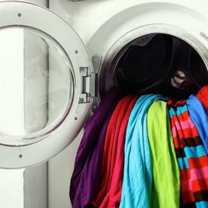 چگونه مانع رنگ پس دادن لباس ها موقع شستشو شویم؟
